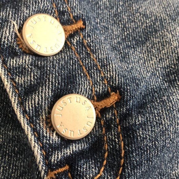 🎉HP!🎉 NWOT! Just USA Evelyn wash denim distressed frayed hem button fly shorts - Picture 9 of 16